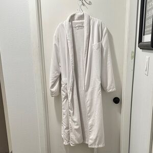 Unisex robe with belt.